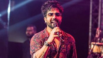 Harrdy-Sandhu-surprises-fans-620-354×199-1